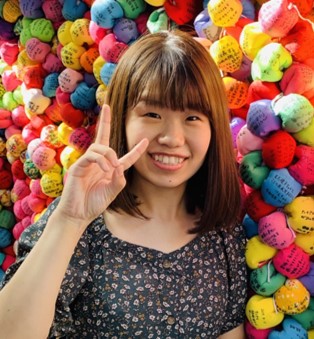 大学名：愛知県立大学
出身地：愛知県
ニックネーム：あーちゃん
趣味・特技：趣ライブ、舞台、ミュージカルなどが好きでよく見に行っています。最近は劇団四季のアラジンを見ました！大学で専攻しているのでスペイン語が少しできます。
入社に向けて一言！：同期の皆さんと楽しみながら、一日でも早く仕事を覚えられるように頑張りたいと思います。よろしくお願いします！